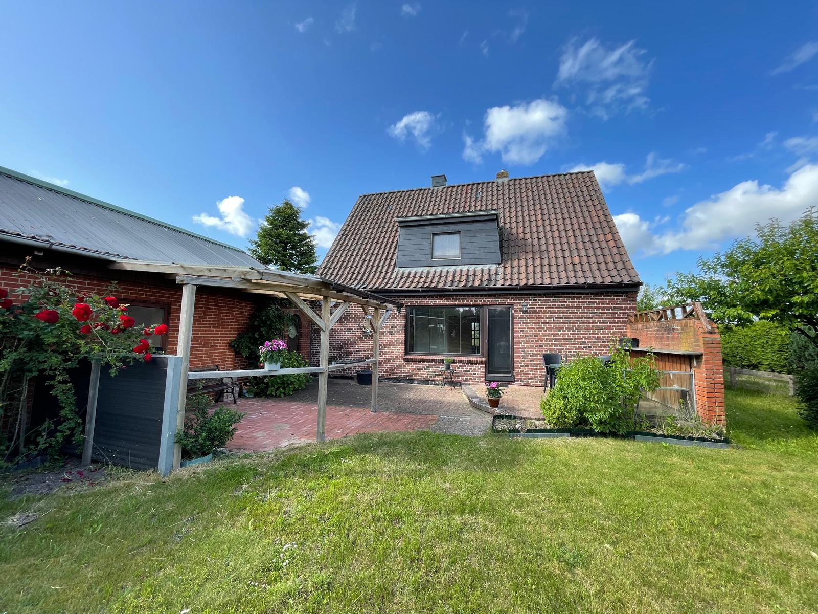 Einfamilienhaus mit Garten und Pergola in Braderup